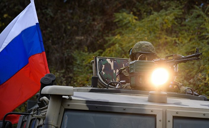 Сопровождение российскими миротворцами азербайджанской военной колонны
