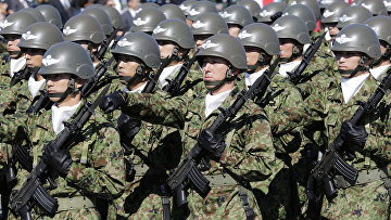 Солдаты сил самообороны Японии на военной базе Асака