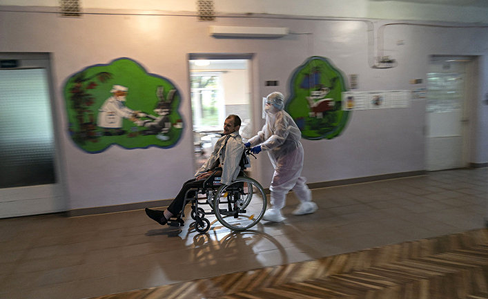Медсестра перевозит пациента в Стебнике, Украина