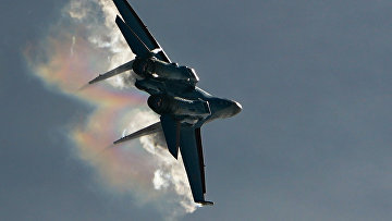 Истребитель Су-35 выполняет демонстрационный полет