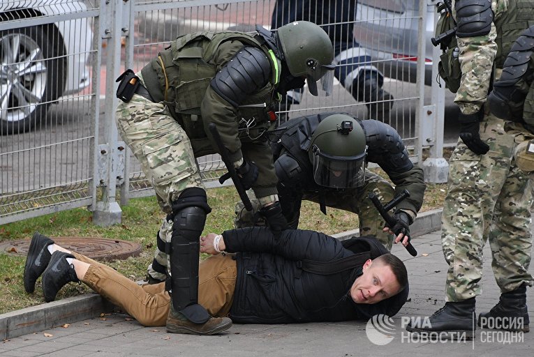 Сотрудники правоохранительных органов задерживают участника несанкционированной акции «Дзяды» («Деды», «Предки») в Минске