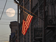 Флаг США на здании консульства США в Санкт-Петербурге