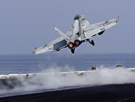 Истребитель ВМС США взлетает с палубы авианосца США «Дуайта Д. Эйзенхауэра» в Персидском заливе