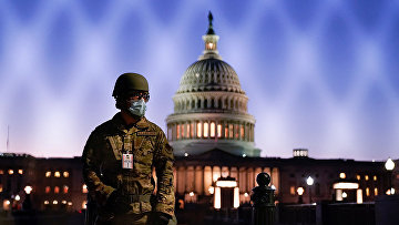 Военный возле Капитолия в Вашингтоне