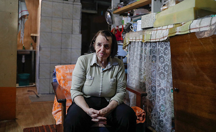 Елизавета Михайлова у себя дома в поселке Золотковский разъезд, Владимирская область, Россия