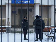 Сотрудники полиции возле полицейского участка, где содержится российский оппозиционер Алексей Навальный в Химках Сотрудники полиции возле полицейского участка, где содержится российский оппозиционер Алексей Навальный в Химках