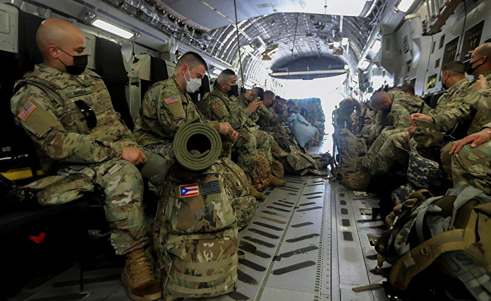 Солдаты военной полиции и Национальной гвардии готовятся к вылету в Вашингтон