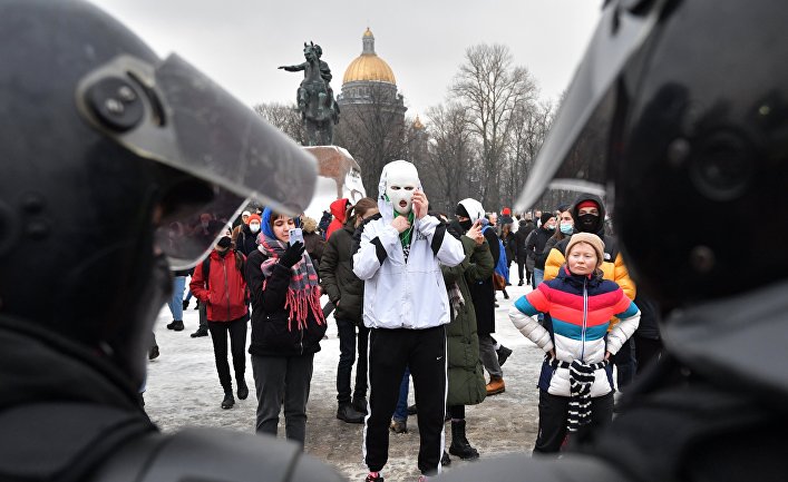 Участники несанкционированной акции сторонников Алексея Навального в Санкт-Петербурге