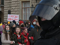 Участники несанкционированной акции сторонников Алексея Навального у здания Законодательного Собрания в Санкт-Петербурге Участники несанкционированной акции сторонников Алексея Навального у здания Законодательного Собрания в Санкт-Петербурге