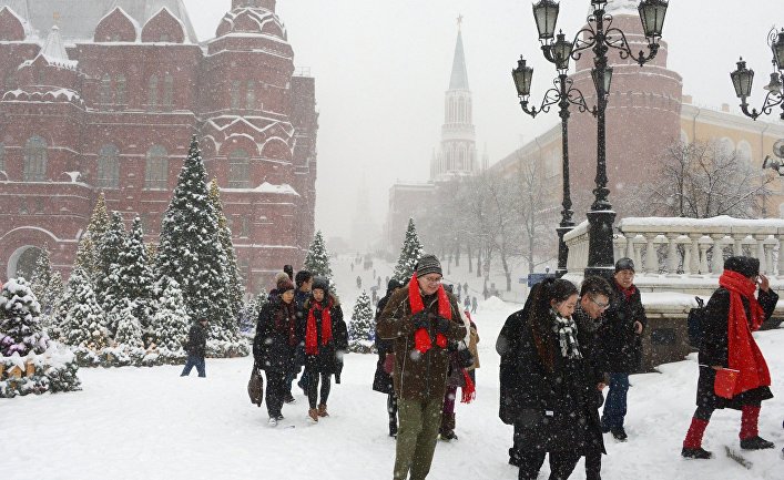Прохожие во время снегопада на Манежной площади в Москве. 4 февраля 2018