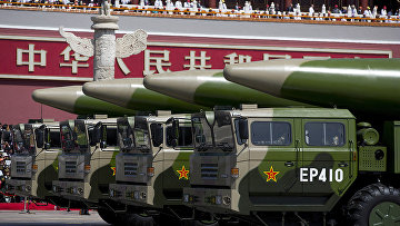 Китайские баллистические ракеты ДФ-26 (DF-26) во время военного парада на площади Тяньаньмэнь в Пекине