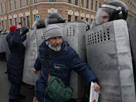 Сотрудники правоохранительных органов и участники несанкционированной акции сторонников Алексея Навального у здания Законодательного Собрания в Санкт-Петербурге Сотрудники правоохранительных органов и участники несанкционированной акции сторонников Алексея Навального у здания Законодательного Собрания в Санкт-Петербурге