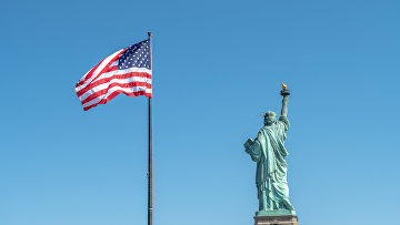 Статуя Свободы в Нью-Йорке и флаг США