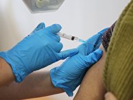 Медсестра делает прививку пациенту от коронавируса вакциной «Спутник-V» («Гам-КОВИД-Вак») в районной больнице в Волгограде