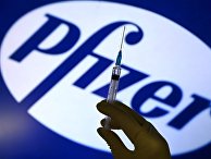 Шприц на фоне логотипа Pfizer Шприц на фоне логотипа Pfizer