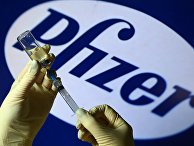 Шприц и ампула на фоне логотипа Pfizer Шприц и ампула на фоне логотипа Pfizer