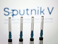 Шприцы на фоне логотипа "Спутник V"