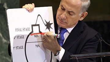 Премьер-министр Израиля Биньямин Нетаньяху демонстрирует схему атомной бомбы