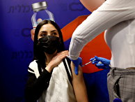 Девушке делают прививку от коронавируса, Израиль