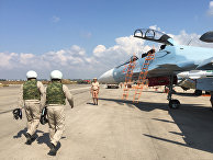 Российские летчики готовятся к посадке в истребитель Су-30 перед вылетом с аэродрома "Хмеймим" в Сирии. 5 октября 2015
