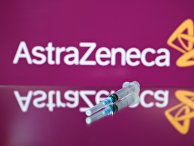 Шприц на фоне логотипа AstraZeneca