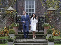 Британский принц Гарри и Меган, герцогиня Сассекская с саду Кенсингтонского дворца