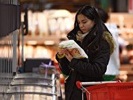 Покупательница в отделе замороженной продукции Покупательница в отделе замороженной продукции