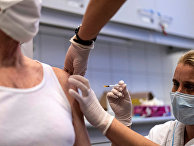 Инъекция вакцины "Спутник V" в Будапеште