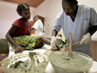 Пациенты в центре борьбы с язвой Бурули в Ангре, Кот-д’Ивуар