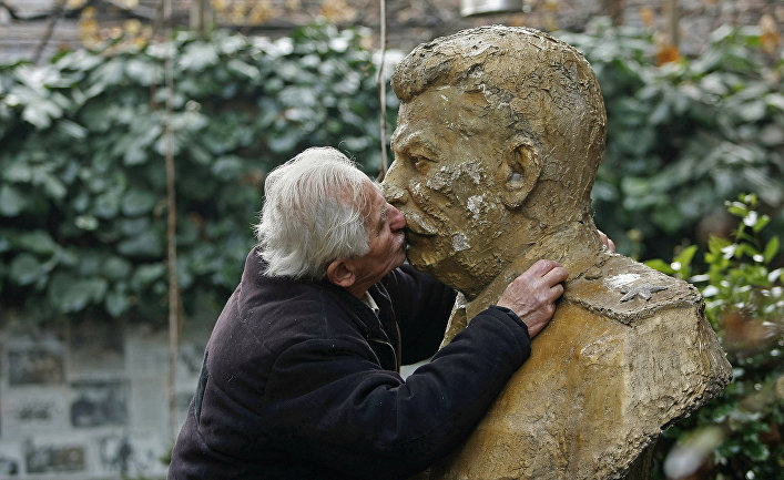 Ушанги Давиташвили целует бюст Иосифа Сталина во дворе своего дома в Тбилиси