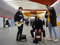 Музыканты на станции метро «Лермонтовский проспект» в Москве Музыканты на станции метро «Лермонтовский проспект» в Москве
