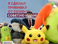 Сотрудник торгового центра «Европейский» возле агитплаката у пункта вакцинации от коронавируса Сотрудник торгового центра «Европейский» возле агитплаката у пункта вакцинации от коронавируса