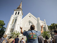 Верующие у церкви в Чарльстоне, штат Южная Каролина