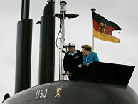 Ангела Меркель во время визита на борт подводной лодки ВМС Германии