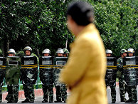 Полицейское оцепление в Урумчи, столице Синьцзян-Уйгурского автономного района