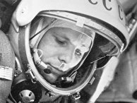 Космонавт Юрий Гагарин в кабине космического корабля "Восток-1" перед стартом. Космонавт Юрий Гагарин в кабине космического корабля "Восток-1" перед стартом.