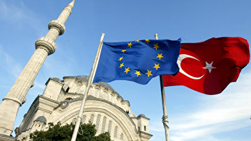 Флаги Турции и ЕС в Стамбуле