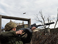 Украинский военный на линии разграничения между ДНР и Украиной Украинский военный на линии разграничения между ДНР и Украиной