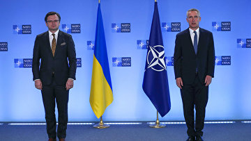 Генеральный секретарь НАТО Йенс Столтенберг и министр иностранных дел Украины Дмитрий Кулеба в штаб-квартире НАТО в Брюсселе