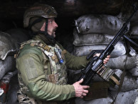 Украинский военный на линии разграничения между ДНР и Украиной Украинский военный на линии разграничения между ДНР и Украиной
