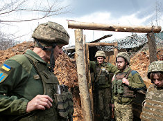 Украинские военные на линии разграничения между ДНР и Украиной