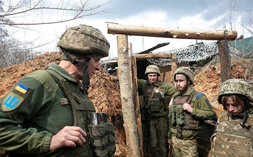 Украинские военные на линии разграничения между ДНР и Украиной