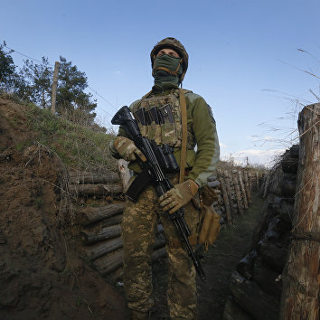 Солдат украинских вооруженных сил неподалеку от Луганска, Украина Солдат украинских вооруженных сил неподалеку от Луганска, Украина