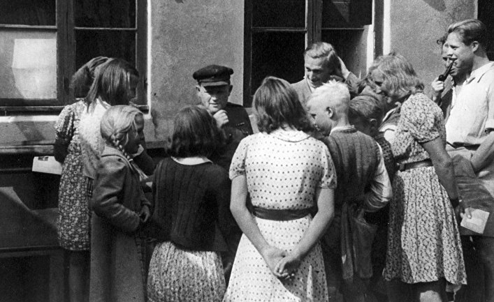 Старший лейтенант Красной Армии Викторов и жители Бронхольма. Освобождение Дании. Великая Отечественная война 1941-1945 годов