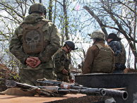 Украинские военнослужащие на линии разделения недалеко от Донецка, Восточная Украина Украинские военнослужащие на линии разделения недалеко от Донецка, Восточная Украина