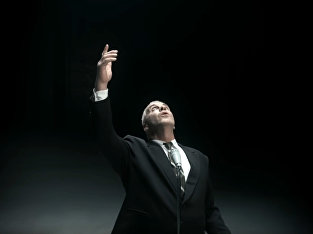 Вокалист Rammstein Тилль Линдеманн исполняет советскую песню «Любимый город» Вокалист Rammstein Тилль Линдеманн исполняет советскую песню «Любимый город»