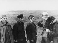 11 августа 1942. Норвежский офицер допрашивает советских военнопленных 11 августа 1942. Норвежский офицер допрашивает советских военнопленных