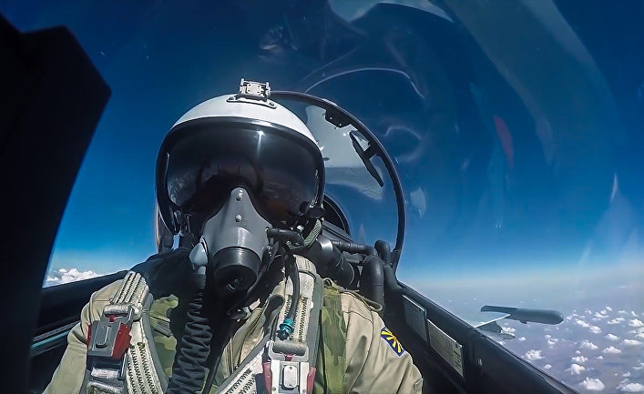 Пилот истребителя Су-30 ВКС РФ во время боевого вылета в Сирии