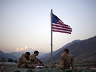 Американские солдаты с флагом в провинции Кунар, Афганистан Американские солдаты с флагом в провинции Кунар, Афганистан