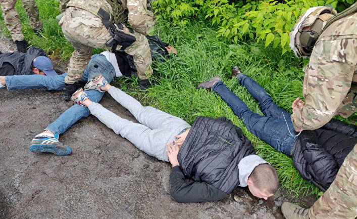 Подозреваемые, задержанные полицией в городе Бровары под Киевом, Украина
